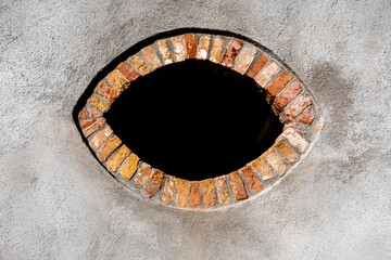 Dettaglio di una finestra con una cornice di mattoni sul muro di una casa di Burano