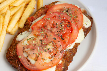 milanesa napolitana con tomate queso y papas fritas