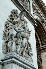 Escultura monumental en el Arco del Triunfo de Par&iacute;s