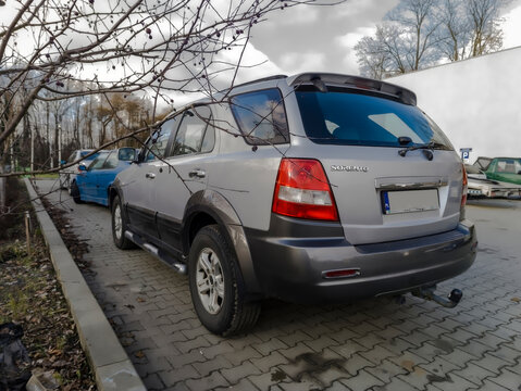 Polska, Ostrowiec Świętokrzyski, 28 listopada 2025, 12:23. KIA SORENTO, koreańska limuzyna terenowa. Pojazd wyr&oacute;żnia się charakterystycznymi czerwonymi tylnymi światłami i hakiem holowniczym. 