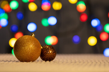 Esferas Navide&ntilde;as con un fondo de luces de colores
