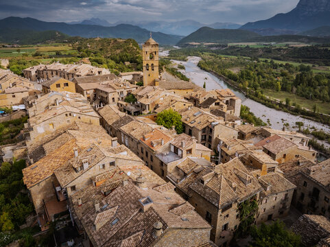 A&iacute;nsa, Spain