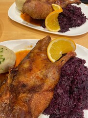 Halbe Ente mit Rotkohl und Kl&ouml;&szlig;en.
