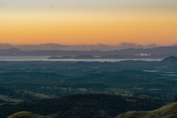 Obraz premium Tranquil Dawn Sky and Golden Haze Over Gulf of Nicoya and Lowlands