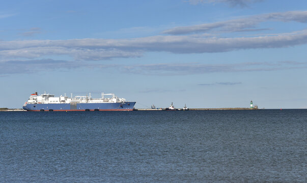 LNG Tanker im Hafen von Mukran auf R&uuml;gen