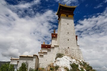 Yongbu Lhakang Palace, Tibet’s first historic palace, rises atop a rocky hill in Lhoka (Shannan), showcasing ancient Tibetan architecture and cultural heritage in the Himalayas.