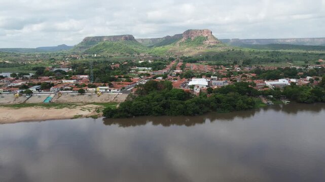 Cidade de Amarante no sul do Piau&iacute; e serra dp S&atilde;o Francisco em S&atilde;o Francisco do Maranh&atilde;o