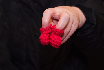 handgestrickte rote Puppenschuhe - Spielzeug und Textilkunst