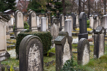 alte Grabsteine auf dem Friedhof