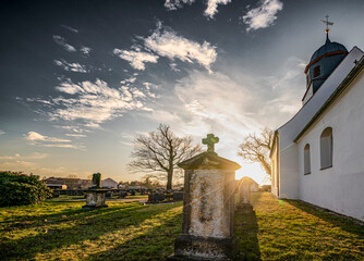 idyllischer Dorf-Friedhof am Morgen