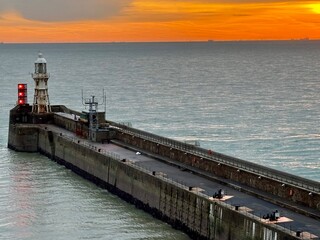 Leuchtturm in der Hafeneinfahrt Dover, England,  bei Sonnenaufgang