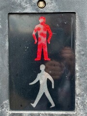 Fu&szlig;g&auml;ngerampel in Dover, England, mit rot leuchtendem Ampel-M&auml;nnchen