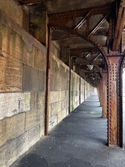 Konstruktion aus Stahl an einem Geb&auml;ude im Hafen von Dover