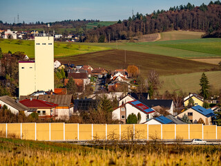 Dorf hinter einer Lärmschutzwand