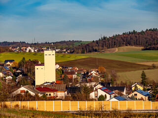 Dorf hinter einer Lärmschutzwand