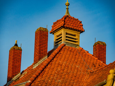Historisches Geb&auml;ude mit mehreren Schornsteinen