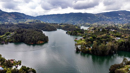 Obraz premium Guatape, Antioquia - Colombia. 23 de Noviembre de 2025. Panoramic landscape of the Guatape reservoir with hills covered in vegetation