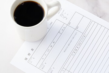 履歴書 - 就職活動（就活）のために、コーヒーを飲みながら、履歴書を用意しているイメージ
