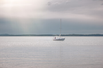 Obraz premium White boat on the calm lake