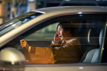 車　ドライブ　居眠り運転　男性