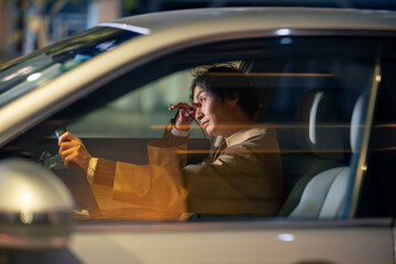 車　ドライブ　居眠り運転　男性