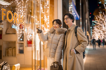 男女　イルミネーション　デート