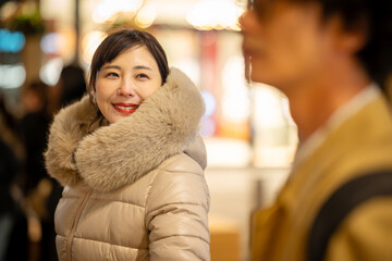 男女　イルミネーション　デート