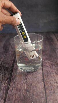 Measuring water temperature with a digital tool