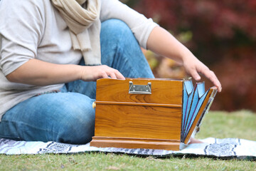 ハルモニウムの演奏をする女性