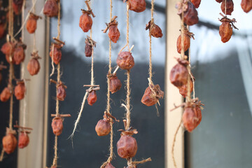 	風に揺れる干し柿