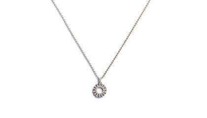 Fototapeta premium Elegant Solitaire Diamond Pendant Necklace on a Thin Chain, Showcasing Timeless Sparkle and Sophistication