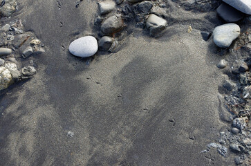 途切れることの無い、寄せては返す波の織りなす浜辺のパターン。時を忘れて自然の光景に見入っている自分。太古から連綿と繰り返されている自然の営み。母なる水を蓄えた優しく美しい地球。人間・ホモサピエンスは自らの幸せを得たいがために、どれほど地球をいじめてきたか。今、その地球が危機に瀕している。うめき声すらも聞こえてくる。混沌とした世の中、私たちは何をなすべきか、できることは何か。