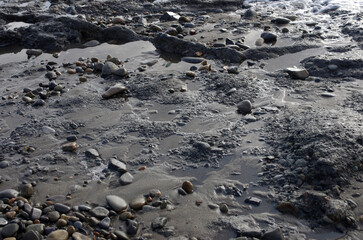 途切れることの無い、寄せては返す波の織りなす浜辺のパターン。時を忘れて自然の光景に見入っている自分。太古から連綿と繰り返されている自然の営み。母なる水を蓄えた優しく美しい地球。人間・ホモサピエンスは自らの幸せを得たいがために、どれほど地球をいじめてきたか。今、その地球が危機に瀕している。うめき声すらも聞こえてくる。混沌とした世の中、私たちは何をなすべきか、できることは何か。