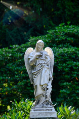 Gro&szlig;er Engel auf einem Grab kleiner Friedhof in Ratingen