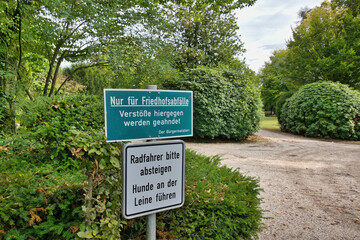 Hinweisschild für die Besucher des Friedhof in Goch © Blende8