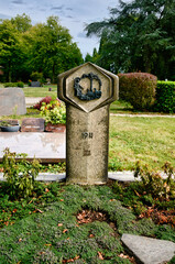 alter Grabstein auf einem kleinen Familiengrab Friedhof in Goch © Blende8