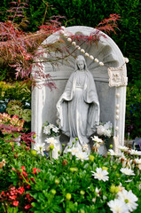 schöne Jesusfigur unter einem Baldachin Friedhof in Goch © Blende8