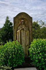 sehr alter stark verwitterter Grabstein mit Jesusfigur Friedhof in Goch