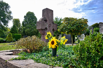 Großer Grabstein und Sonnenblumen Friedhof in Goch © Blende8