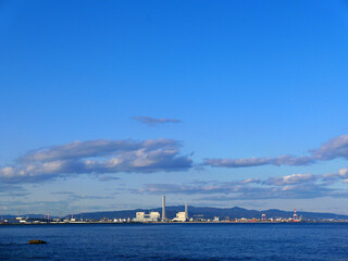 海が見たくなって車を走らせた。いつもの見慣れた海岸と海。今日の輝きは優しくおおらかで、晩秋の空気感が漂っている。新鮮な見知らぬ世界が広がっている。太平洋だ。海の彼方に思いを馳せる。何度、この大海を上空から眺めたことか。地球の反対側の姿が見えてきた。楽しんでばかりでは居られなかった。混沌とした世の中、紛争が繰り返され、地球温暖化という重大な危機を迎えている。私たちは何をなすべきか、できることは何か。