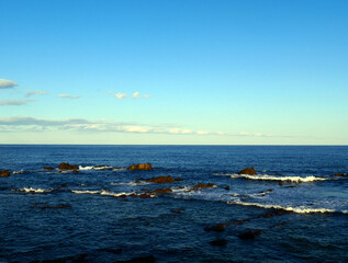海が見たくなって車を走らせた。いつもの見慣れた海岸と海。今日の輝きは優しくおおらかで、晩秋の空気感が漂っている。新鮮な見知らぬ世界が広がっている。太平洋だ。海の彼方に思いを馳せる。何度、この大海を上空から眺めたことか。地球の反対側の姿が見えてきた。楽しんでばかりでは居られなかった。混沌とした世の中、紛争が繰り返され、地球温暖化という重大な危機を迎えている。私たちは何をなすべきか、できることは何か。