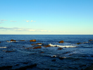 海が見たくなって車を走らせた。いつもの見慣れた海岸と海。今日の輝きは優しくおおらかで、晩秋の空気感が漂っている。新鮮な見知らぬ世界が広がっている。太平洋だ。海の彼方に思いを馳せる。何度、この大海を上空から眺めたことか。地球の反対側の姿が見えてきた。楽しんでばかりでは居られなかった。混沌とした世の中、紛争が繰り返され、地球温暖化という重大な危機を迎えている。私たちは何をなすべきか、できることは何か。