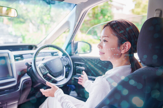 自動運転の車に乗る女性