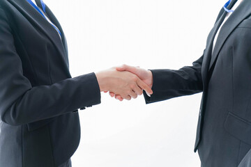 握手をするビジネスパーソン