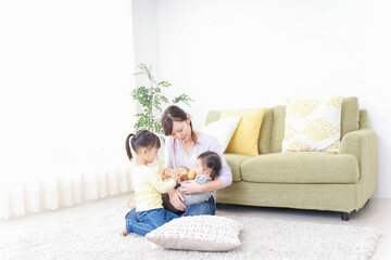 赤ちゃんのいる幸せな家族