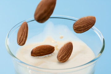 アーモンドミルクに落ちるアーモンドの瞬間