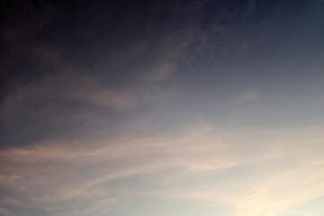 Obraz premium Beautiful skyscape during dusk with sun light.