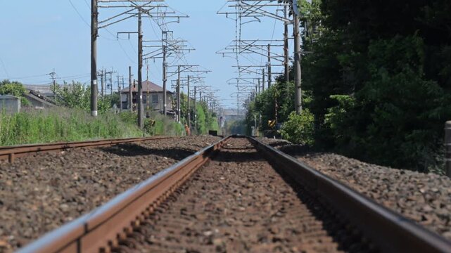 夏の暑さ線路と陽炎