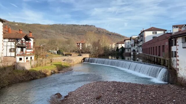 Panor&aacute;mica de la presa del Txokoto en Elizondo Navarra