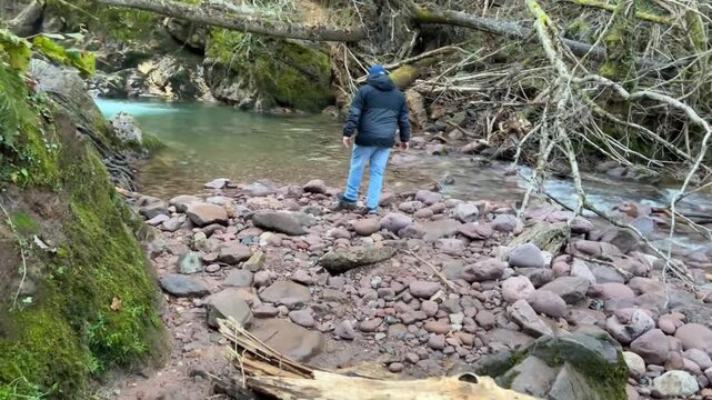 Hombre llegando a la poceta de la cascada de Xorroxin en Bazt&aacute;n